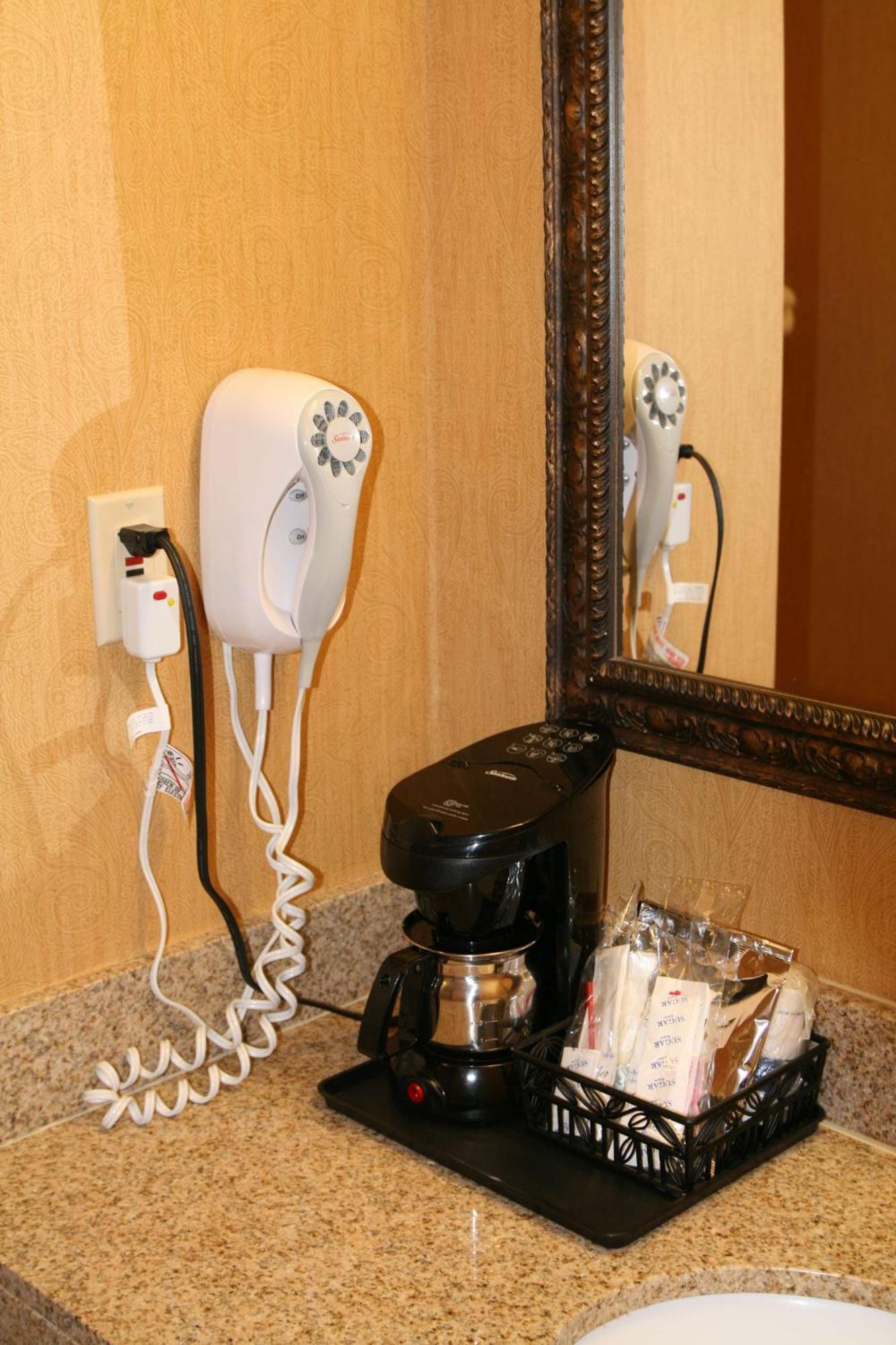ハンプトン イン アンド スイーツ マッコム マコーム エクステリア 写真